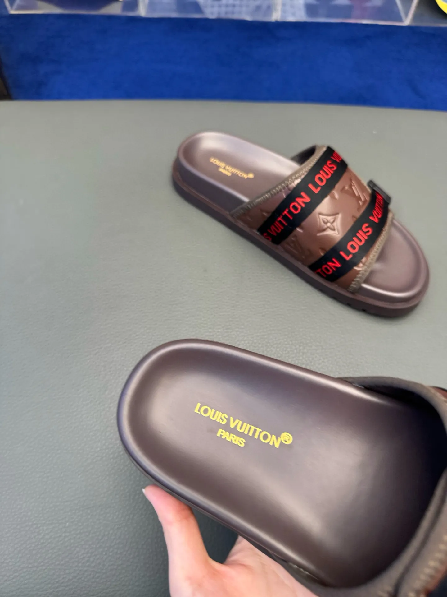 [L Home] P: 340💰Size: 38-45 Top purchasing lv men's summer slippers, classic presbyopia with soft real leather lining, unique color splicing effect, distinctive personality, fashionable and trendy essential style, light and comfortable. Lightweight and tough rubber insole, micro ridged foam outsole, super comfortable!